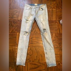Knee cut jeans skinny fit.